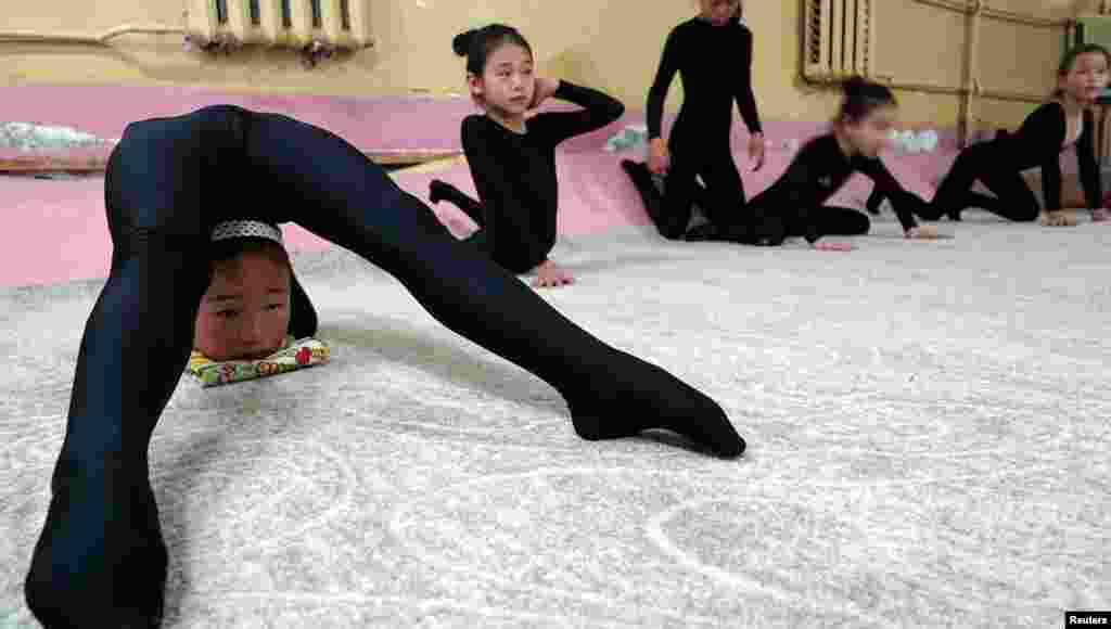 Para pemain akrobatik anak-anak berlatih di sekolah khusus di Ulaanbaatar, Mongolia.