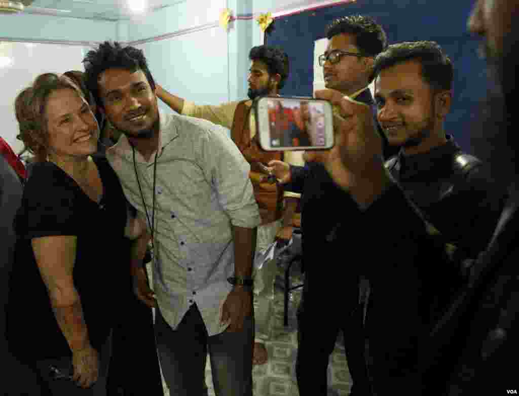 VOA Learning English trainer Caty Weaver poses for selfies with teacher/trainees at the end of training at the Kutupalong refugee camp Feb. 17, 2020. (Hai Do/VOA)