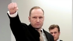 Anders Behring Breivik mengepalkan tangannya saat ia tiba di persidangan kasus pembunuhan yang melibatkan dirinya di Oslo, pada 17 Aoril 2012. (Foto: AP/Hakon Mosvold Larsen/Scanpix Norway, Pool)