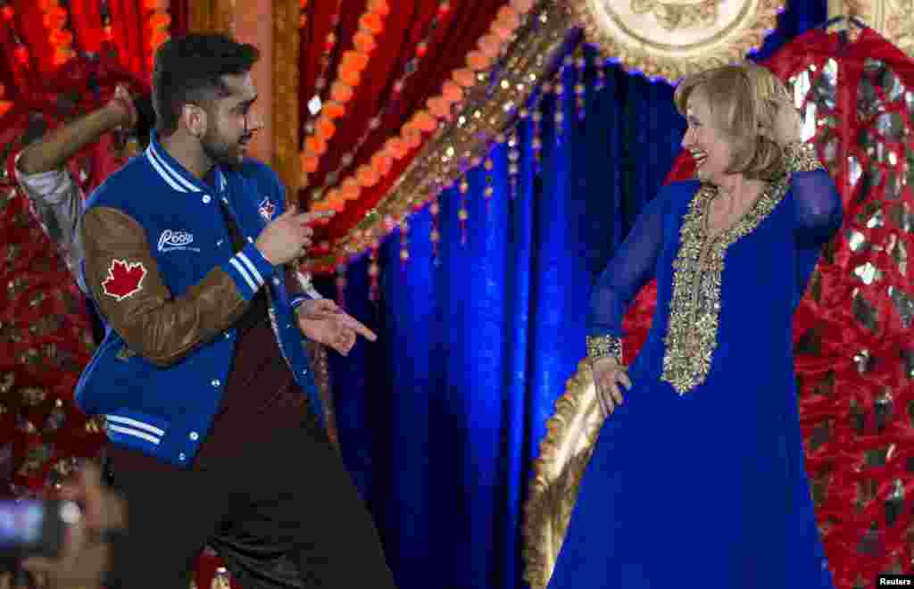 캐나다 온타리오의 남아시아 출신 유권자들을 위해 열린 총선 유세에서, 스티븐 하퍼 총리의 부인 로린 하퍼 여사가 배우 비나이 비르마니와 춤을 추고 있다.