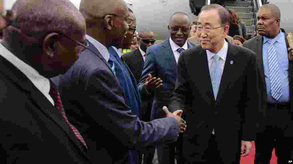 Ban Ki-moon, rencontre des responsables burundais à son arrivée à Bujumbura, le 22 février 2016