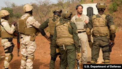 A counter terrorism adviser talks to Niger soldiers in Burkina Faso, Feb, 21,2019.