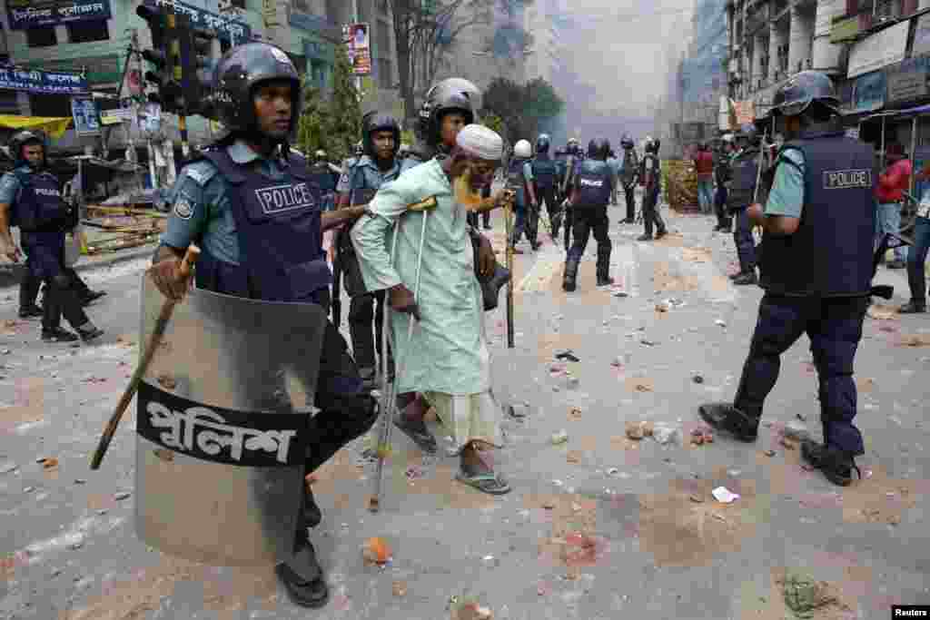 بنگلہ دیش کے دارالحکومت ڈھاکہ میں مظاہرین اور پولیس کے درمیان جھڑپیں