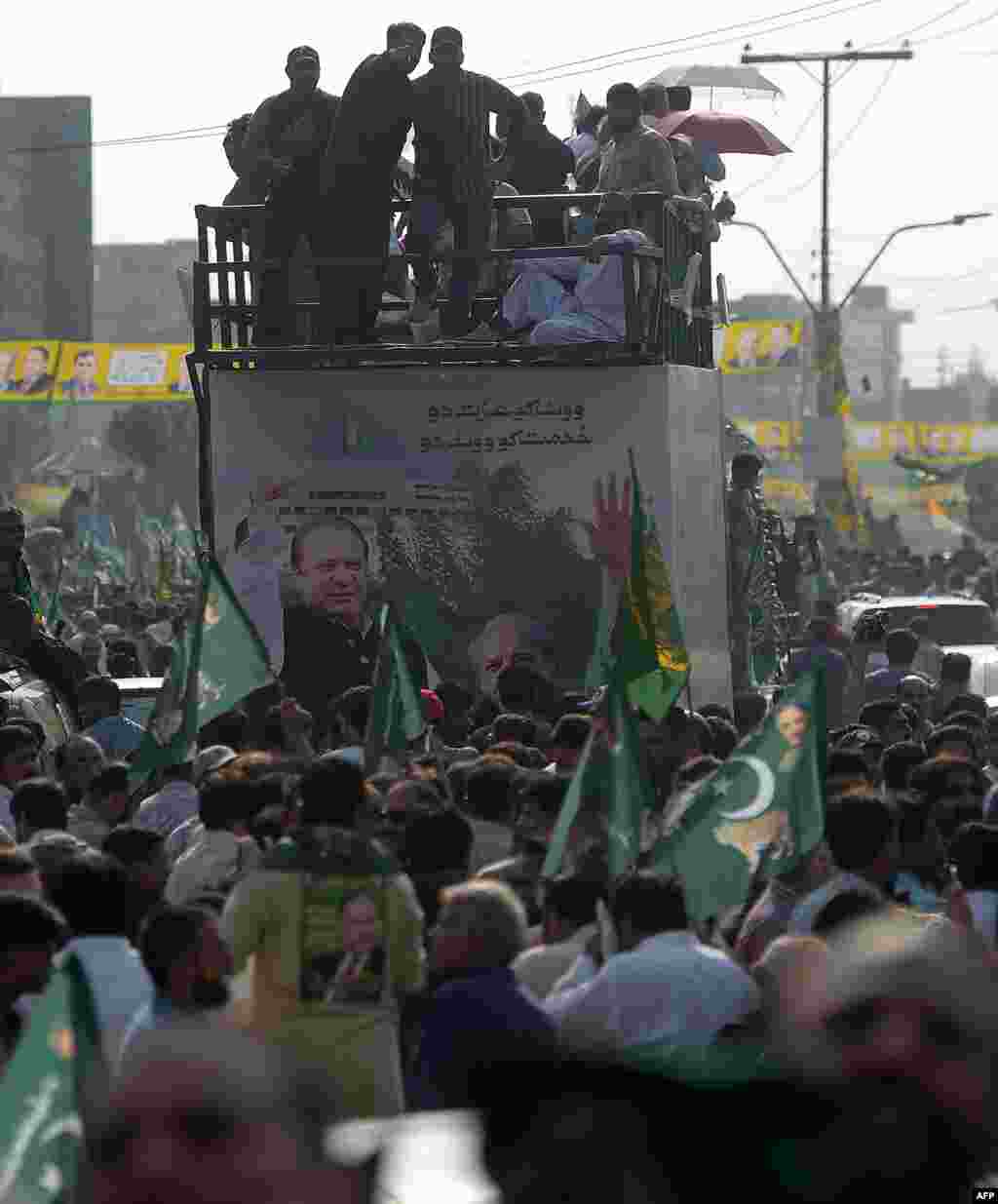 مرکزی جلوس میں موجود ٹرک جس پر ن لیگ کے مرکزی رہنما سوار تھے۔