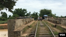 A bamboo train railroad over a bridge in Battambang, Cambodia, July 21, 2017. (Sun Narin/VOA Khmer)