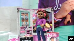 Boneka Gabriela McBride, boneka perempuan 2017 keluaran American Girl di pameran New York Toy Fair, 17 Februari 2017. (Photo by Diane Bondareff/AP Images for Mattel)
