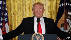 美國總統川普星期四在白宮東廳舉行新聞發報會。