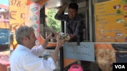 After considerable searching, Dowlati found work at a food truck. While he continues to look for an office job, he hopes to stay on with the truck. (J. Soh/VOA)