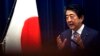 Le Premier ministre japonais Shinzo Abe lors d'une conférence de presse, le 14 mars 2020. (AP Photo/Eugene Hoshiko)