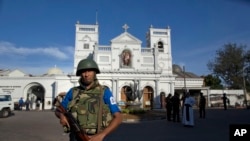 '부활절 연쇄 폭탄 테러'가 발생한 스리랑카 콜롬보 소재 성 안토니 가톨릭 교회 앞에서 군인이 22일 보초를 서고 있다. 