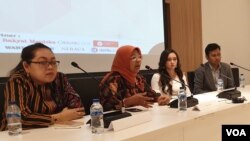 Kiri ke kanan: Ratna Batara Munti (JKP3), Khariroh Ali (Komnas Perempuan), Natasya Kusumawardani (YABL), dan Diovio Alfath (Sandya Institute), dalam konferensi pers usai diskusi mengenai RUU P-KS di Jakarta (21/11/2019). (VOA/Rio Tuasikal)