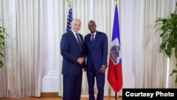 Minis Sekirite Enteryè ameriken an, John Kelly (a goch), poze ak Prezidan ayisyen an, Jovenel Moise panan yon konferans pou laprès nan palè nasyonal la nan Pòtoprens mèkredi 31 me 2017 la.