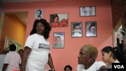 Berta Soler (debout à gauche) au siège du mouvement les Dames en blanc à La Havane, avant son arrestation du 20 mars 2016. Mme Soler et trois autres femmes ont également été arrêtées le 23 janvier 2022.