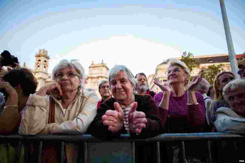 At a pro-refugee rally outside of parliament on Friday night, some locals saying keeping borders closed to refugees is not an answer to Europe’s security problems, Budapest, Sept. 30, 2016. (VOA/Rudolf Karancsi / Képszerkesztőség)