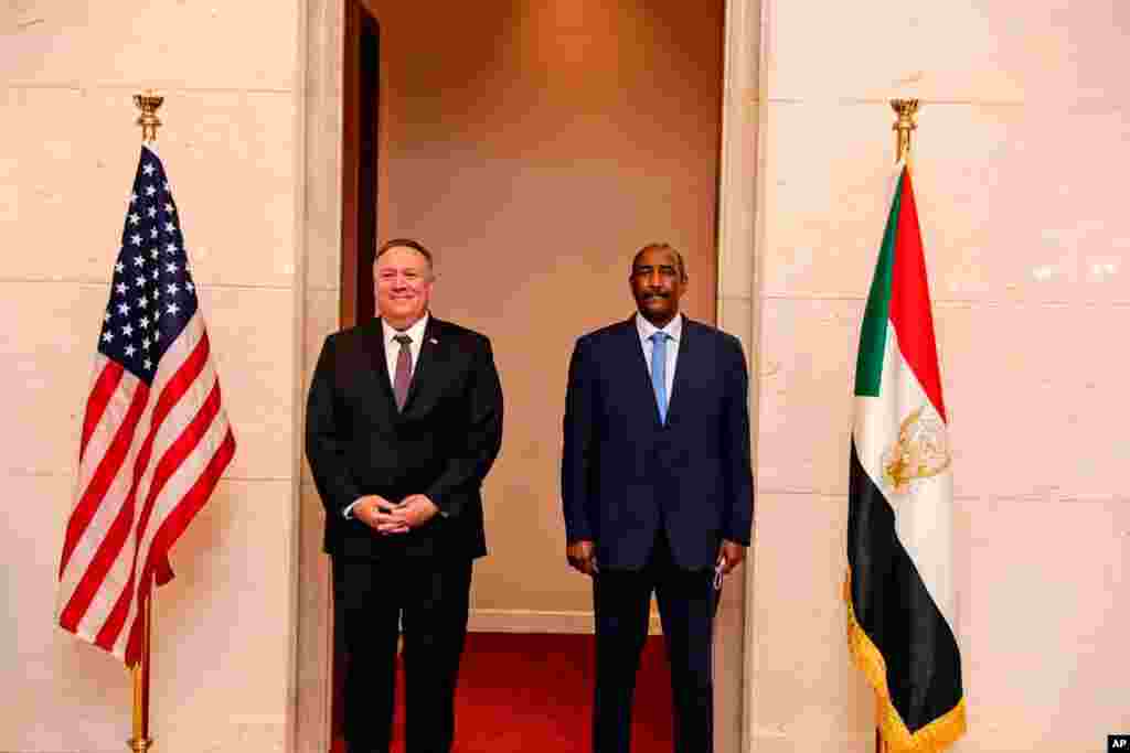 مایک پمپئو وزیر خارجه آمریکا در یک سفر مستقیم هوایی از اسرائیل وارد سودان شد. این نخستین سفر یک مقام عالی آمریکایی به سودان بعد از برکناری حسن البشیر دیکتاتور پیشین سودان است.