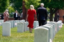 El presidente de los Estados Unidos, Joe Biden, camina con la primera dama, Jill Biden, mientras visitan la sección 12 en el cementerio nacional de Arlington, en Arlington, Virginia, el 31 de mayo de 2021.