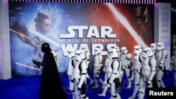 ARCHIVO - Una persona vestida como Darth Vader y otras como Storm Troopers asisten al estreno de "Star Wars: El ascenso de Skywalker" en Londres, Gran Bretaña, el 18 de diciembre de 2019. 