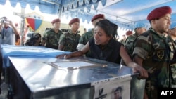 Deuil d'un casque bleu tué en RDC à l'arrivée de la dépouille mortelle à la base aérienne de Guatemala, le 28 janvier 2006.