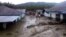 Warga memeriksa kondisi rumah-rumah yang terendam lumpur pasca Banjir Bandang di desa Bangga, Kabupaten Sigi, Sulawesi Tengah. (29/4). (Foto: BPBD Kabupaten Sigi)