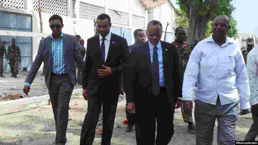 Wasiirka Gaashaandhigga Soomaaliya Cabdulqaadir Cali Diini ayaa dhagax dhigay warshad sameyn doonta dharka ciidamada
