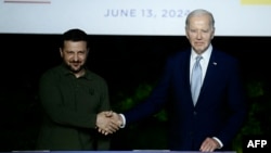 조 바이든 대통령과 볼로디미르 젤렌스키 우크라이나 대통령이 13일 이탈리아에서 개막한 주요 7개국(G7) 정상회의 현장에서 양자 회담을 갖고 새 안보 협정에 서명했다.