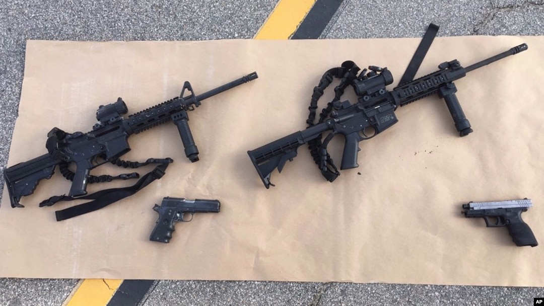 Berbagai senjata yang digunakan oleh suami-istri pelaku penembakan massal di San Bernardino, California (foto: dok). Enrique Marquez - pria yang membeli senjata - didakwa bersekongkol untuk memberikan dukungan materiil kepada teroris.