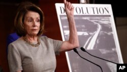 Pemimpin Minoritas di DPR AS, Nancy Pelosi berbicara dalam konferensi pers di Gedung Capitol, Kamis (8/2). 