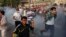 Partidarios del despuesto expresidente de Egipto, Mohamed Morsi, corren para eviitar los gases lacrimógenos en las cercanías de la Plaza Tahrir en El Cairo durante los últimos disturbios.