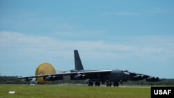 美國空軍一架B-52遠程轟炸機2018年3月29日飛抵達爾文（美國空軍照片）