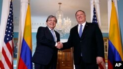 El secretario de Estado Mike Pompeo y el Canciller de Colombia, Carlos Holmes Trujillo, hablan sobre la relación entre sus países el miércoles 9 de octubre de 2019.