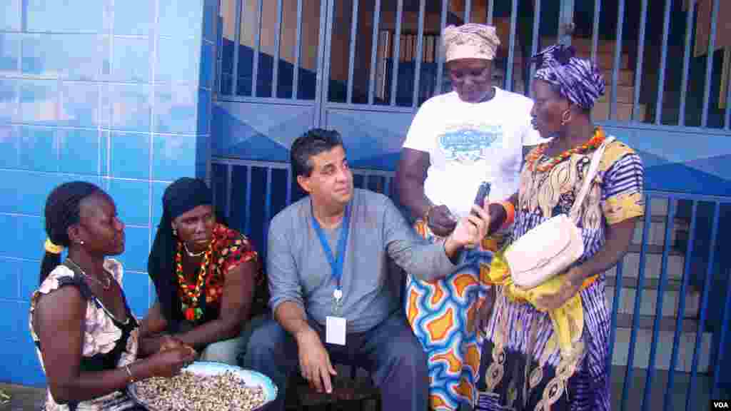 No mercado de Bandim as senhoras respondem às questões do enviado especial, Álvaro Andrade a Bissau, por ocasião das Eleições Gerais de 13 de Abril de 2014