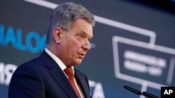 Presiden Finlandia, Sauli Niinisto, berpidato dalam sebuah sesi di International Arctic Forum yang diselenggarakan di Arkhangelsk, Rusia, Kamis, 30 Maret 2017 (foto: Sergei Karpukhin/Pool photo via AP)