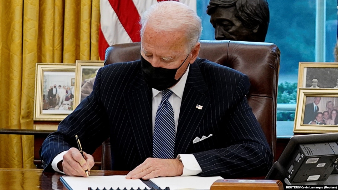 Biden potpisuje ukidanje zabranje regrutovanja transrodnih osoba u rodove američke vojske (Foto: REUTERS/Kevin Lamarque)