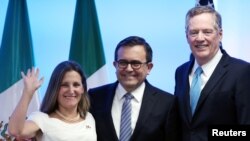 La canciller de Canadá Chrystia Freeland, el ministro de Economía de México Ildefonso Guajardo y el representante comercial de EE.UU. Robert Lighthizer posan para los fotógrafos al cierre de la segunda ronda de conversaciones para la renegociación del Tratado de Libre Comercio de América del Norte, TLCAN., en Ciudad de México. Sept. 5, 2017.