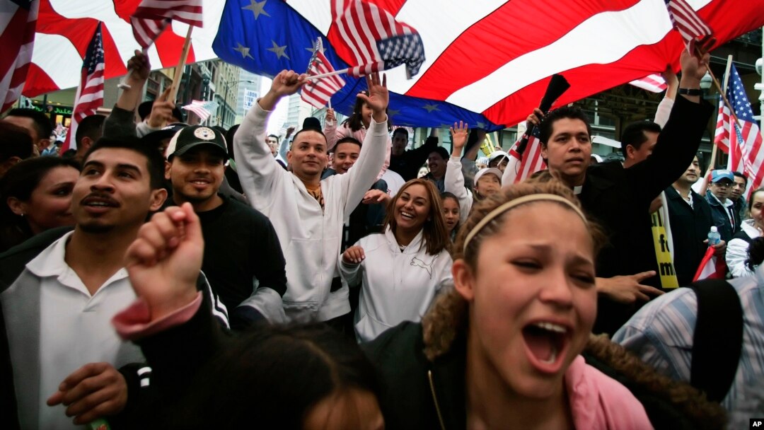 Warga Hispanik melakukan unjuk rasa menuntut hak-hak imigran di Chicago (foto: dok). Populasi warga Hispanik di AS terus melonjak. 