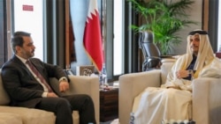 Menteri Luar Negeri Sementara Suriah Asaad al-Shaibani (kiri) bertemu dengan Perdana Menteri Qatar dan Menteri Luar Negeri Mohammed bin Abdulrahman bin Jassim Al-Thani di Doha, 5 Januari 2025.