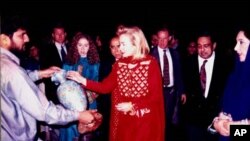 ملتان کے معروف آرٹسٹ عبدالرحمن نقاش 1995 میں امریکی خاتون اول ہلری کلنٹن کو اونٹ کی کھال سے بنا ہوا اپنے آرٹ کا ایک نمونہ پیش کررہے ہیں۔ اس وقت کی وزیر اعظم بے نظیر بھٹو بھی تصویر میں نمایاں ہیں۔