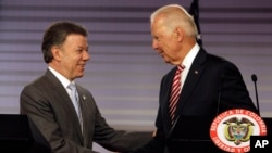 Wapres AS Joe Biden (kanan) berjabat tangan dengan Presiden Kolombia, Juan Manuel Santos di Bogota, Rabu (18/6). 