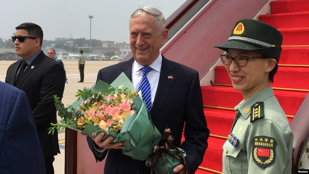 Američki sekretar za odbranu, Džim Matis, prima buket cveća nakon što je stigao na aerodrom u Pekingu, Kina, 26. juna 2018.