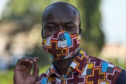 Arthur Bella N'guessan, un designer ivoirien, porte un masque de protection dont les couleurs sont assorties à ses vêtements, à Abidjan, en Côte d'Ivoire, le 13 mai 2020.
