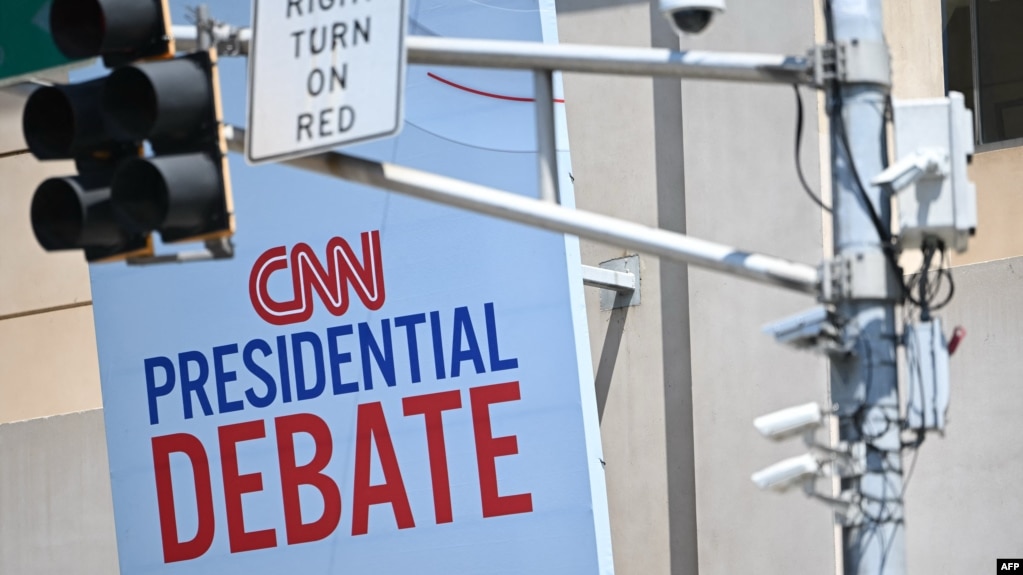 Carteles de CNN cerca de un semáforo fuera de los estudios de Turner Entertainment Networks mientras Atlanta se prepara para el primer debate presidencial de 2024 entre el presidente estadounidense Joe Biden y el expresidente Donald.