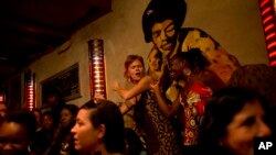 Des spectateurs dansent lors d'une performance de du groupe Wato dans un bar Saint-Louis, à Dakar, Senegal, 18 mai 2013. 