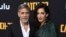 George Clooney y su 'defensora' Amal Clooney en la premiere de "Catch-22" en el Teatro Chino. Los Angeles, California, 7/5/19. Jordan Strauss/Invision/AP.