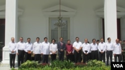 Presiden Joko Widodo dan Wapres Jusuf Kalla berfoto bersama para menteri hasil perombakan kabinet di teras belakang Istana Merdeka, Jakarta (27/7). (VOA/Andylala Waluyo)