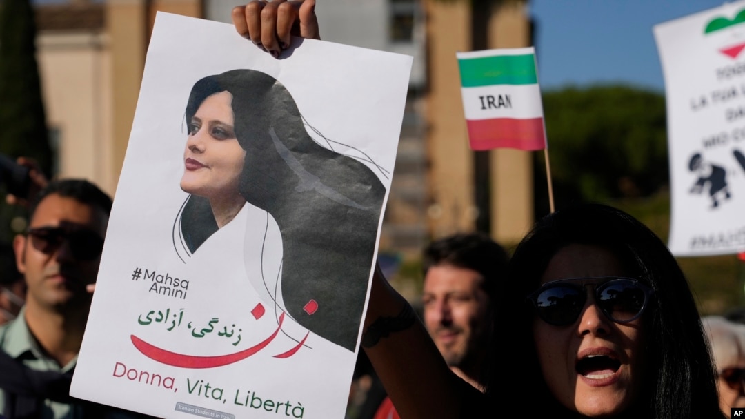 په ایران کې د حکومت خلاف احتجاجونه دوه میاشتې مخکې د پولیس په ولکه کې د 22 کلنې مهسا امیني د مرګ په سر شروع شوي دي. امیني د ایران اخلاقي پولیس په دې الزام نیولي وه چې حجاب يې سم نه و اغوستی