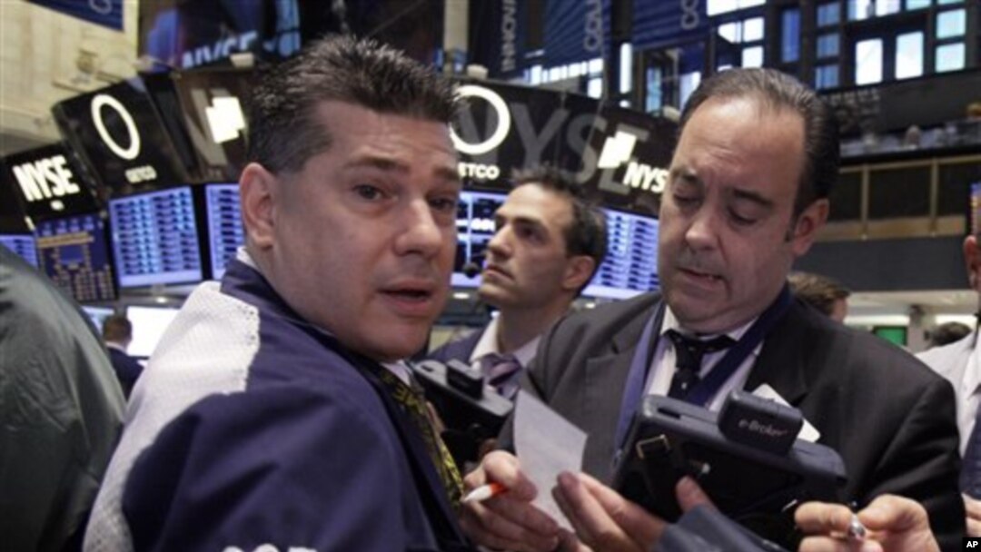 Para pialang di lantai Bursa Saham New York (NYSE) di Wall Street, April 2012.