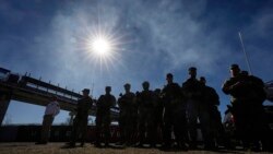 Un juez en Texas ordena bloquear una nueva ley que permitía el arresto de inmigrantes irregulares
