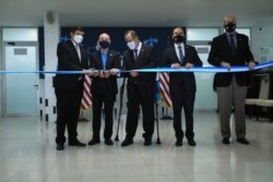 El secretario de Seguridad Nacional de EE. UU., Alejandro Mayorkas, inaugura un centro para migrantes retornados en Guatemala el 7 de julio de 2021. Foto cortesía Secretaría de Comunicación de la Presidencia de Guatemala.