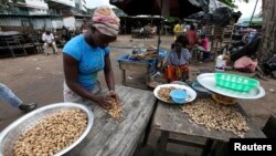 Des marchandes de cacahuètes au marché de Treichville, en Côte d'Ivoire, le 2 novembre 2010.