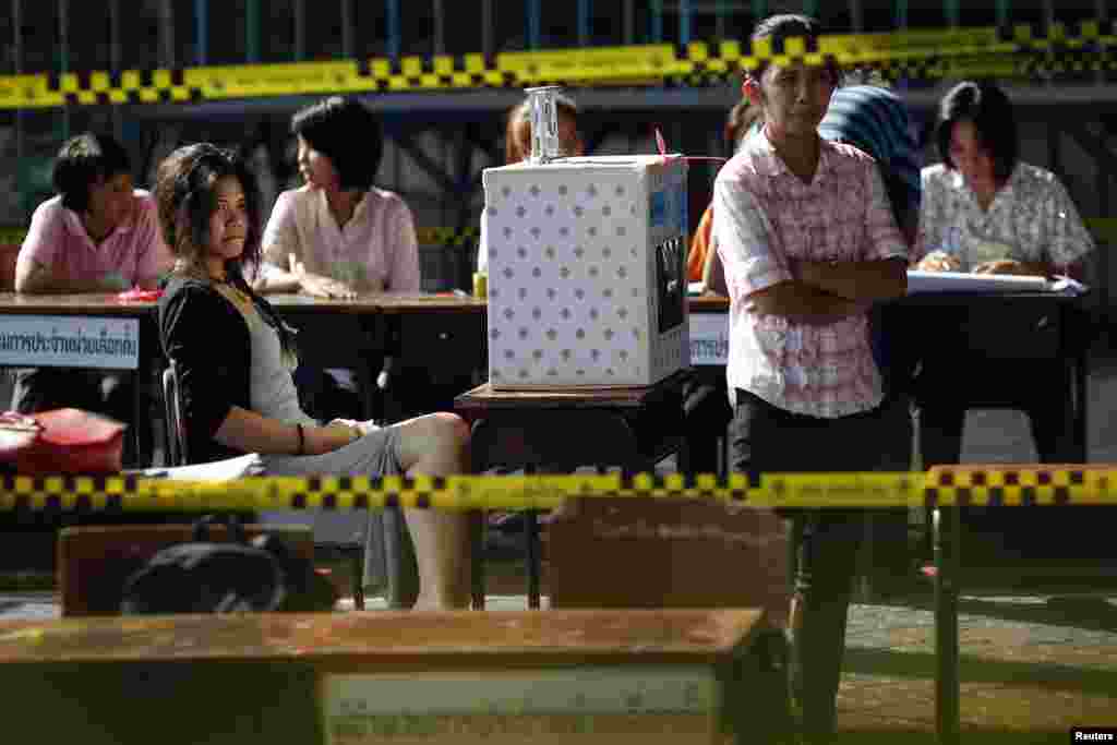 Officials wait for voters at a polling station,&nbsp;in Bangkok, March 30, 2014.